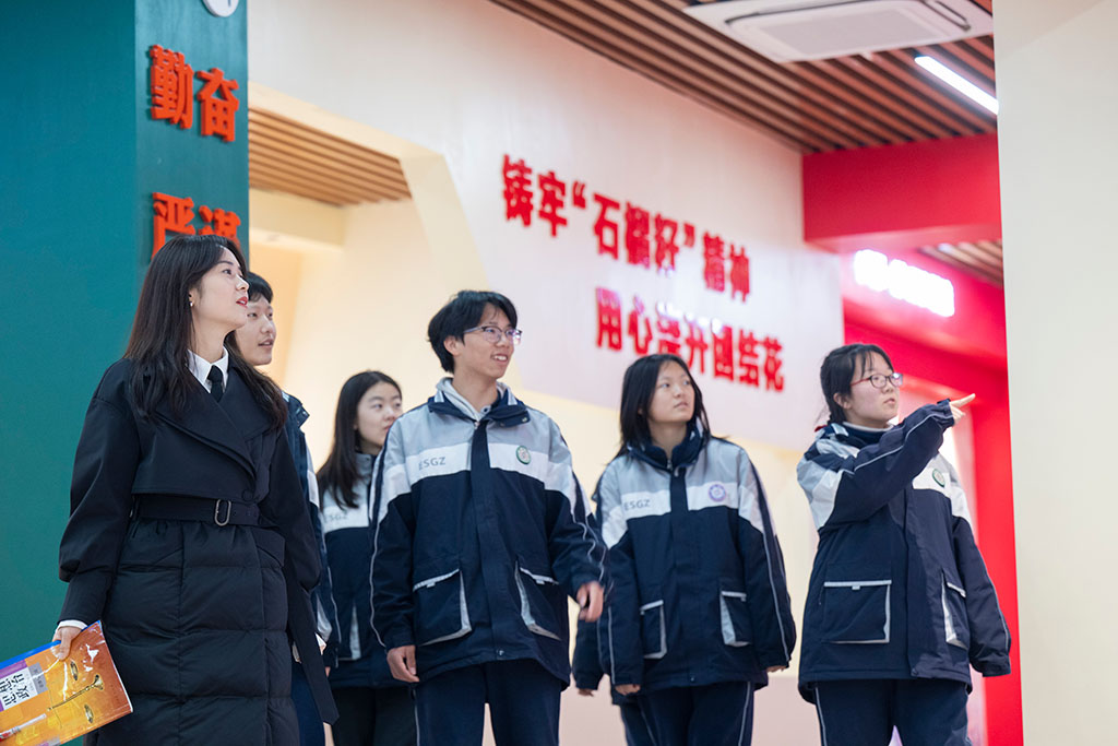 2月4日,张琼丽(左一)与几名学生参观恩施土家族苗族自治州高级中学同心馆。该校少数民族学生占比超过50%,2024年建成的同心馆,是学校进行铸牢中华民族共同体意识教育的重要阵地。