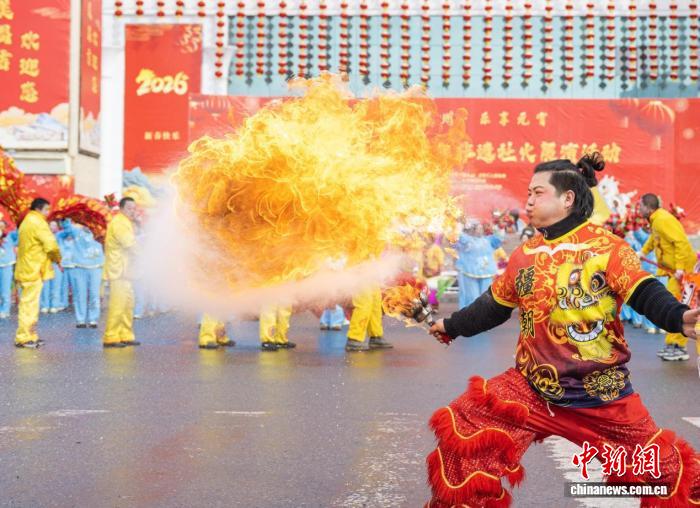 图为社火展演上的喷火表演。何龙 摄