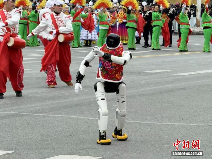 图为社火展演中的机器人表演。张家伟 摄