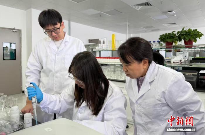 宋美珍(右)在实验室指导学生做实验。张家伟 摄