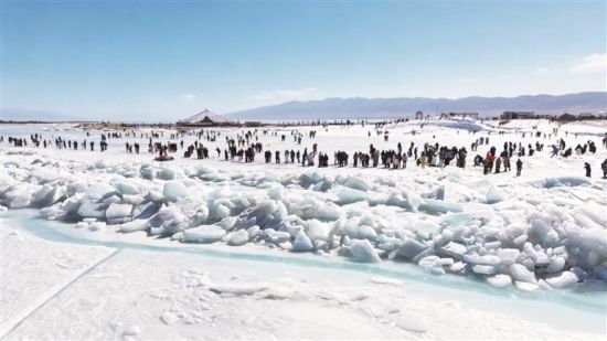 青海湖景区凭借冬季独特的蓝冰奇观吸引着各地游客。图片由青海湖旅游发展集团有限公司提供