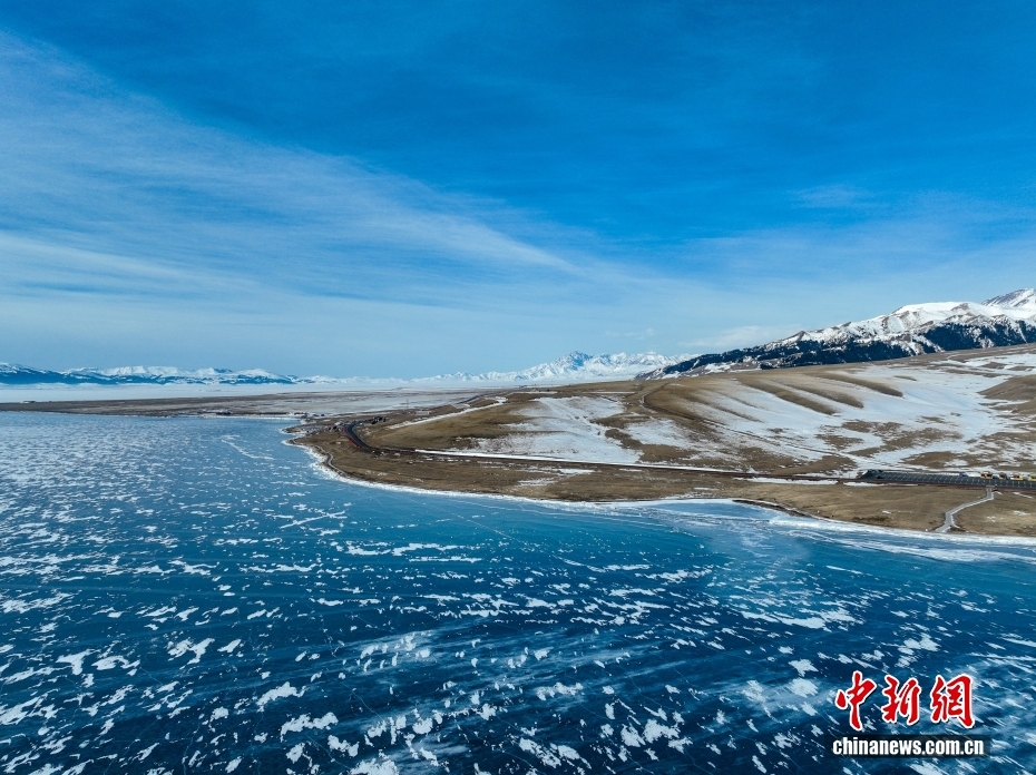 3月9日，新疆维吾尔自治区博乐市赛里木湖，冰封数月的湖面开始逐渐消融，蔚为壮观。 图/CNSphoto 颜桂海 摄
