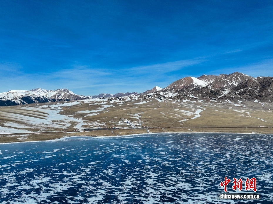 3月9日，新疆维吾尔自治区博乐市赛里木湖，冰封数月的湖面开始逐渐消融，蔚为壮观。 图/CNSphoto 颜桂海 摄