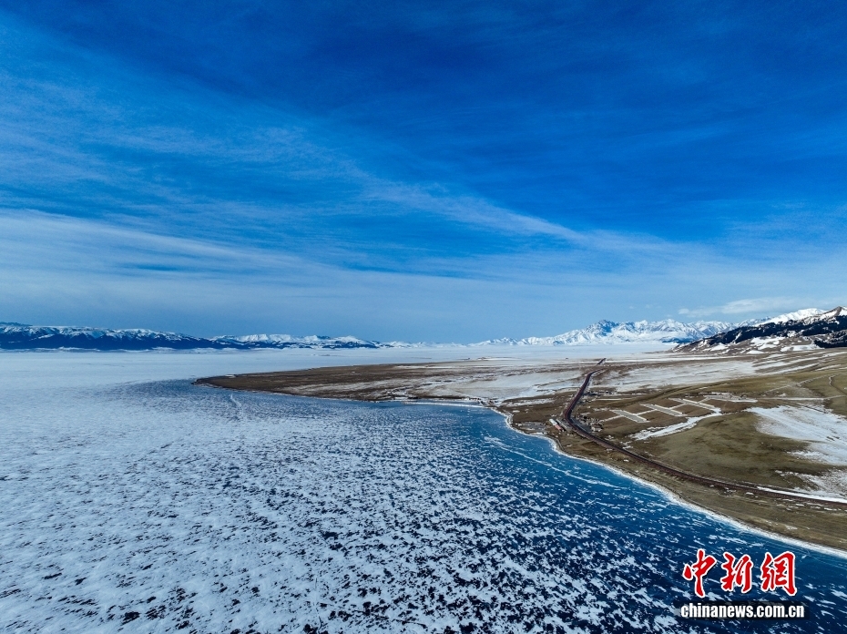 3月9日，新疆维吾尔自治区博乐市赛里木湖，冰封数月的湖面开始逐渐消融，蔚为壮观。 图/CNSphoto 颜桂海 摄