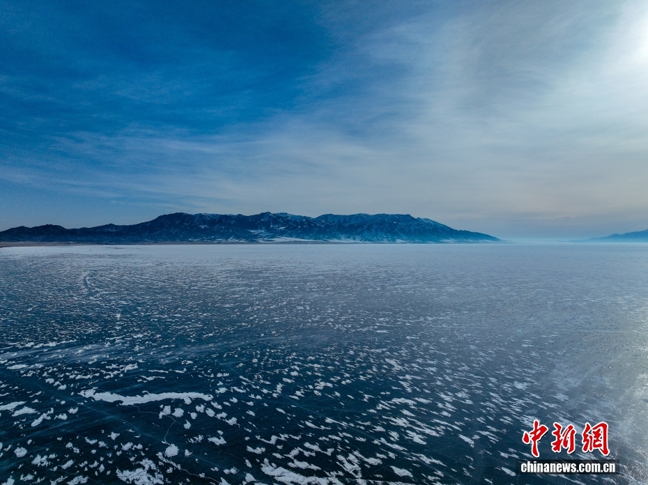 3月9日，新疆维吾尔自治区博乐市赛里木湖，冰封数月的湖面开始逐渐消融，蔚为壮观。 图/CNSphoto 颜桂海 摄