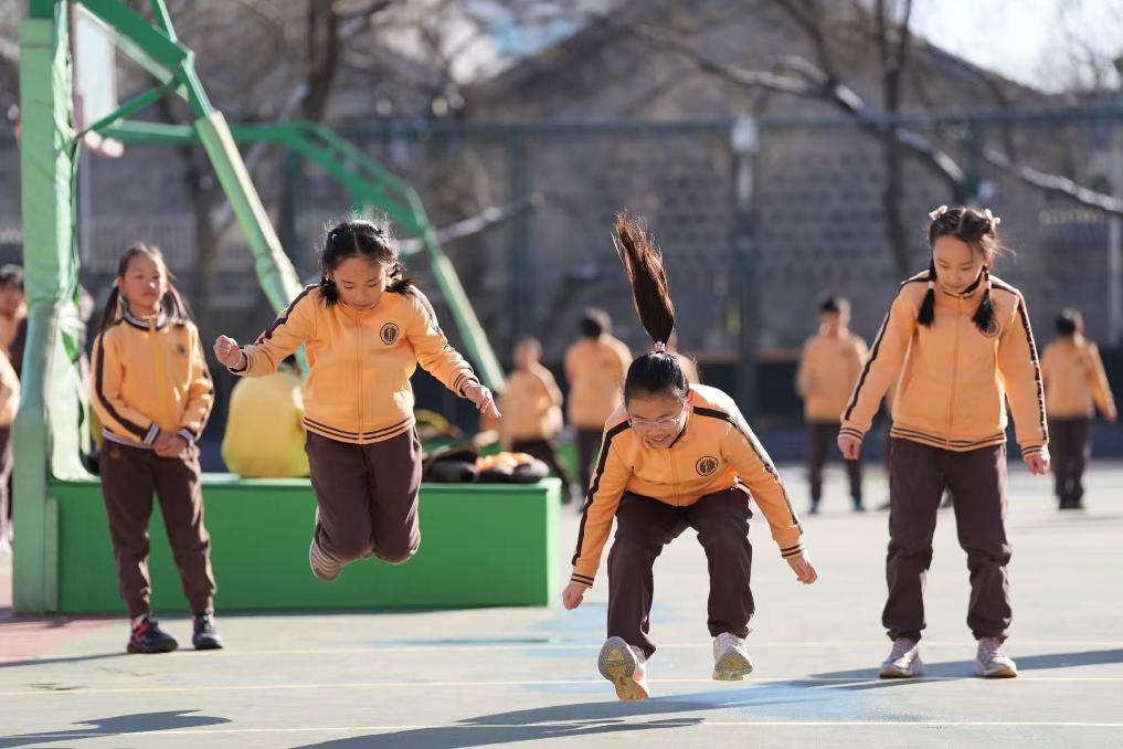 在北京第二实验小学，学生们正在操场上进行锻炼。新华社记者 谢晗 摄