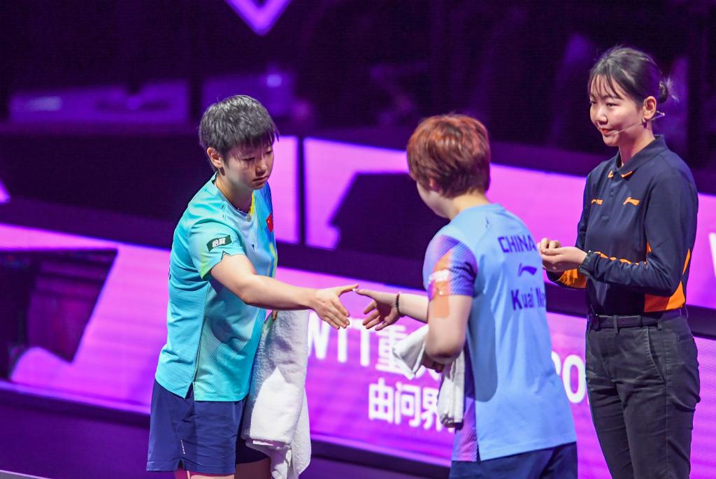 3月14日,孙颖莎(左)和蒯曼在比赛前握手。新华社记者 唐奕 摄