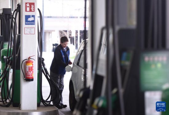 　　3月24日，在奥地利首都维也纳一处加油站，一名车主在加油。新华社记者 贺灿铃 摄
