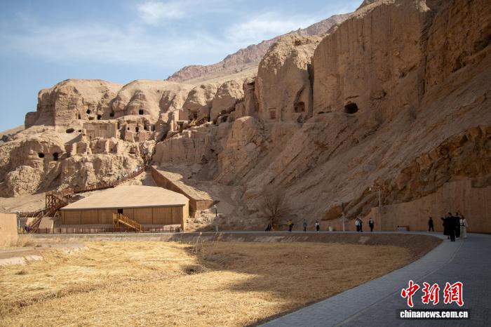 3月21日，新疆吐峪沟石窟迎来不少游客。这座石窟坐落于吐鲁番市火焰山南麓，一条峡谷将赤红的山体劈开，石窟便镶嵌在两侧的崖壁之上。作为古高昌地区开凿年代最早、规模最大，且融合了汉传与藏传佛教艺术的大型石窟群，吐峪沟石窟被誉为“丝路十字路口”上的千年文化宝库。经过十余年的系统性保护，它从去年5月起正式对游客开放，截至目前已累计接待游客超4万人次。赵凯 摄