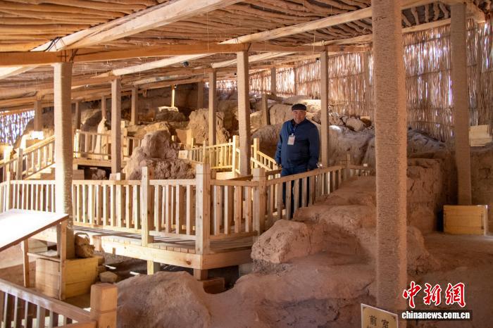 图为工作人员正在石窟内检查。赵凯 摄