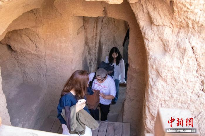 图为游客正在参观石窟。赵凯 摄
