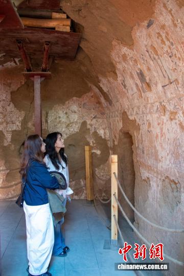 图为游客在石窟内参观。赵凯 摄