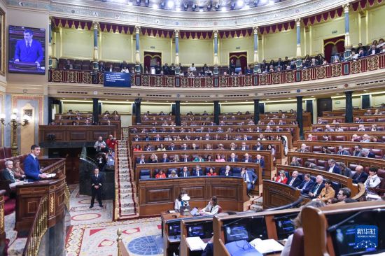 3月25日，在西班牙首都马德里，西班牙首相桑切斯在众议院发表讲话，重申西班牙政府始终坚持反对中东战争的立场。新华社发（古斯塔沃·巴连特摄）