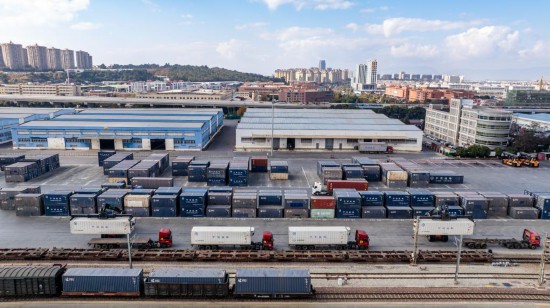 中老铁路国际货物列车在昆明市王家营西站进行装箱作业。新华社记者 胡超 摄