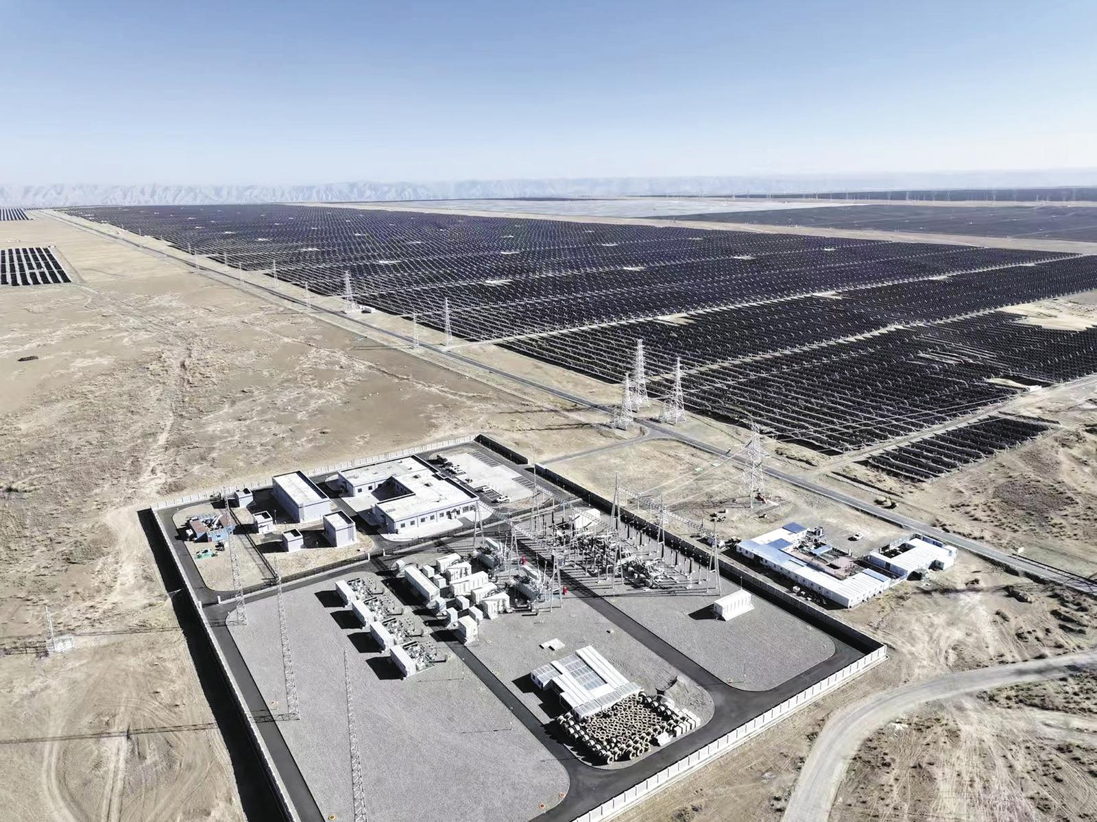 国家电投集团黄河公司的海南州光储一体化实证基地。本报记者 程宦宁 王菲菲 摄