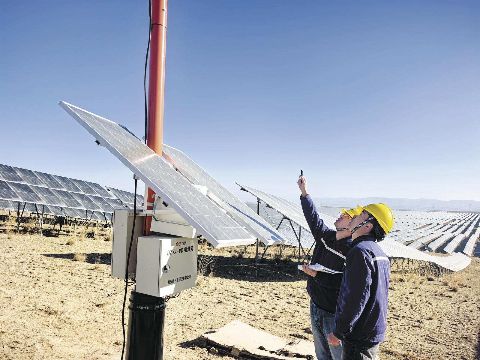 国能共和光伏电站气象站内,工作人员开展巡检工作。