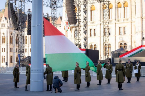 这是3月15日在匈牙利布达佩斯国会大厦前的科苏特广场拍摄的民族节升旗仪式现场。新华社发(鲍拉日·塞凯伊希迪摄)