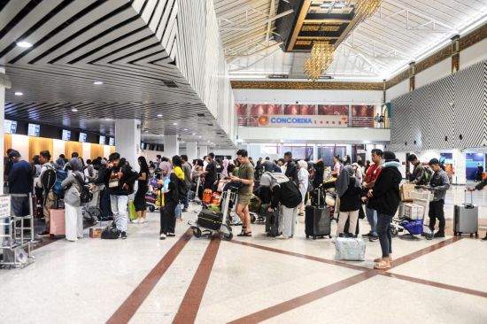 2024年,4月7日,在印度尼西亚泗水,人们在朱安达国际机场排队等候值机。新华社发(萨赫兰摄)