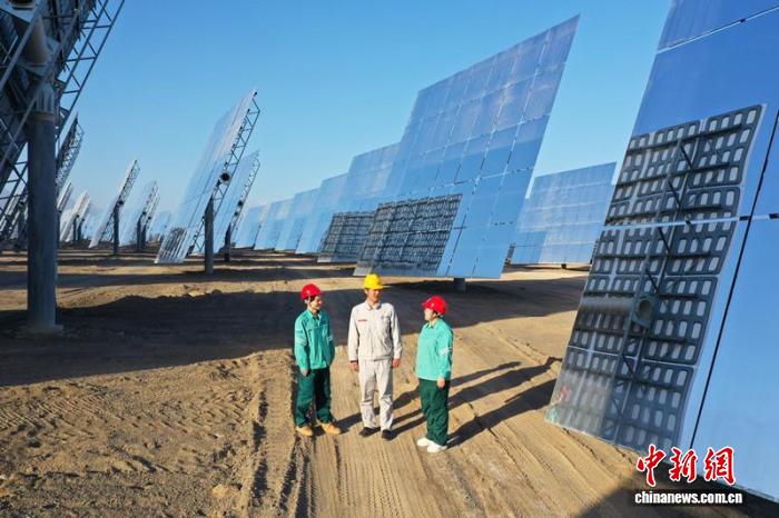 国网吐鲁番供电公司员工走访服务唐山海泰1吉瓦“光伏+光热”一体化项目。蔡俊杰 摄