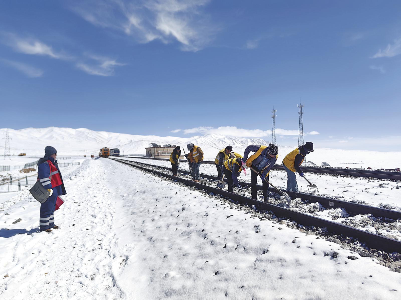 作业人员开展线路质量回检。 通讯员 许炜 摄