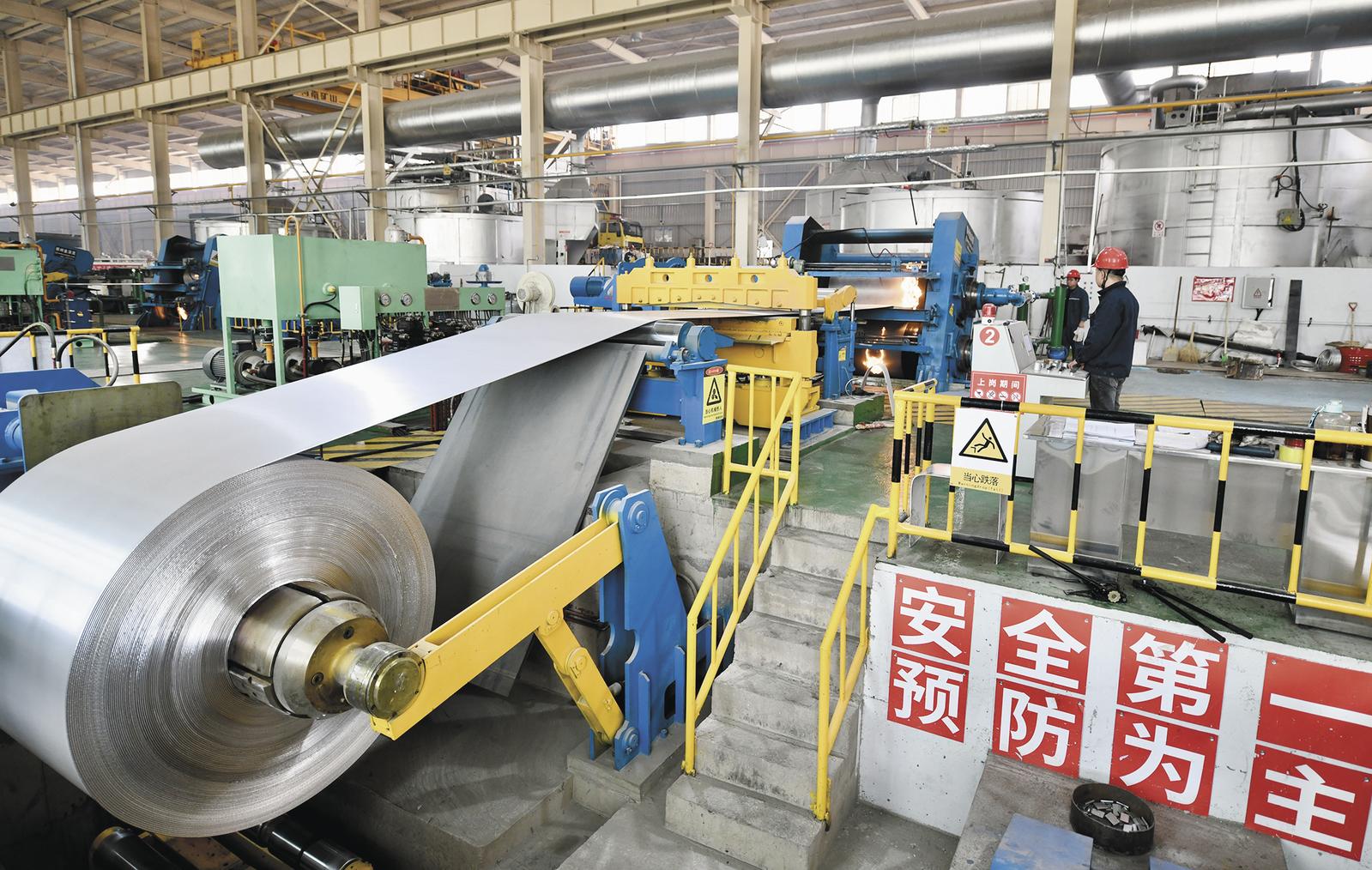 4月10日,海东市民和回族土族自治县工业园区青海铭瑞铝业熔铸车间内,熔炼炉生产线一派繁忙,光洁银亮的铝板带源源不断下线。青海铭瑞铝业有限公司年产10万吨铝制品加工项目,是民和县推动县域工业延链补链强链、促进产业绿色转型、壮大铝基新材料产业的关键支撑。目前,公司四条生产线已顺利投产,5号、6号生产线设备正在加紧安装,预计8月底前建成投产,为地方经济发展注入强劲的“铝”动力。该项目填补了民和县铝板带生产领域的空白,有力助推当地引进下游铝产品精深加工项目,为加快建设民和铝材科技产业园、构建铝产业集群提供了坚实支撑。本报记者 魏雅琪 王伟才 李娜