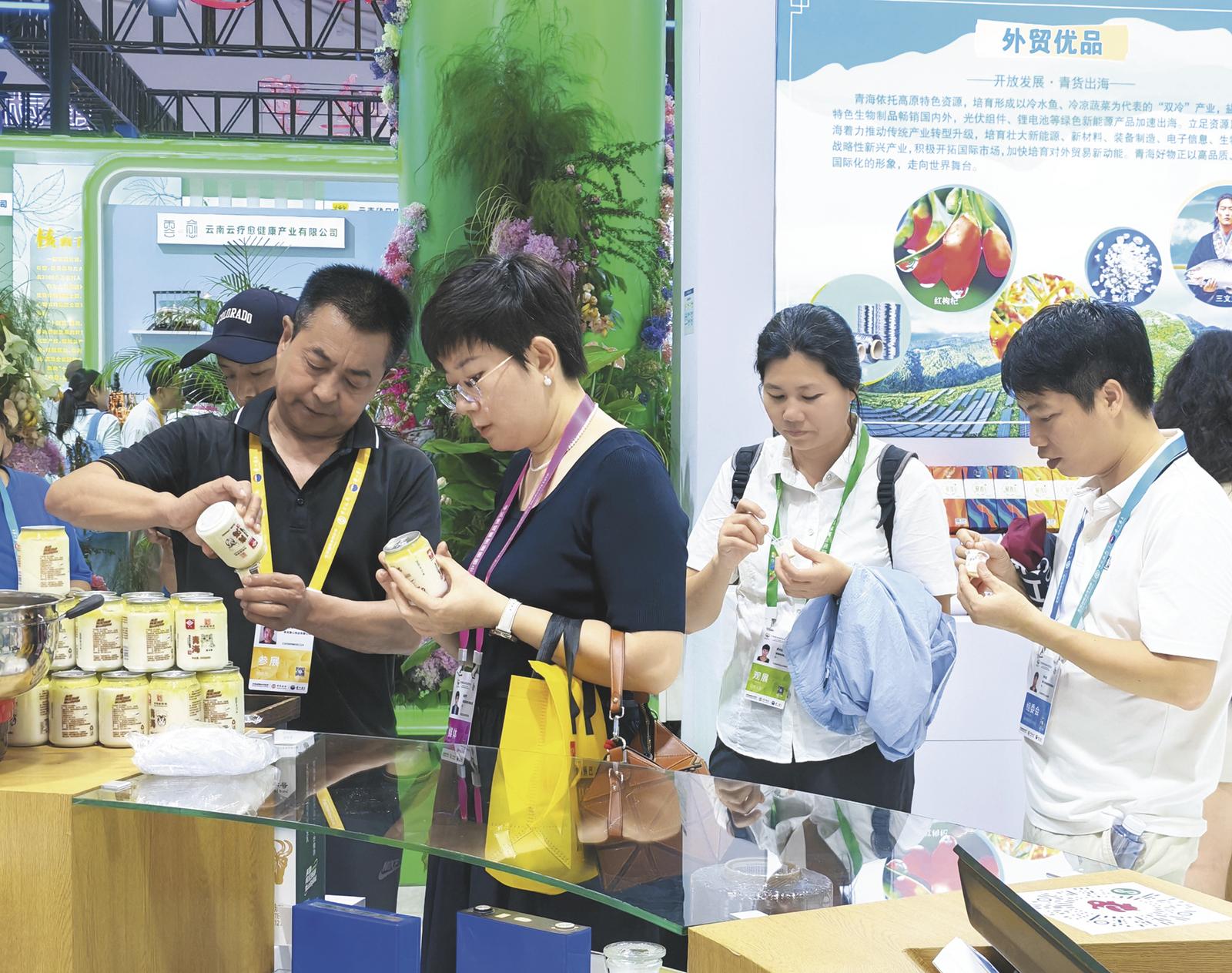 青海牦牛酸奶获消费者青睐。本报记者 谭梅 杨红霞 摄