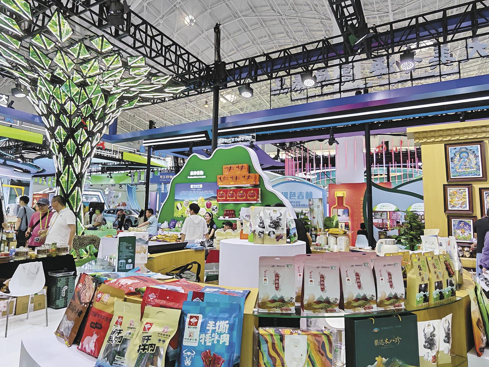 产品展区。本报记者 谭梅 杨红霞 摄