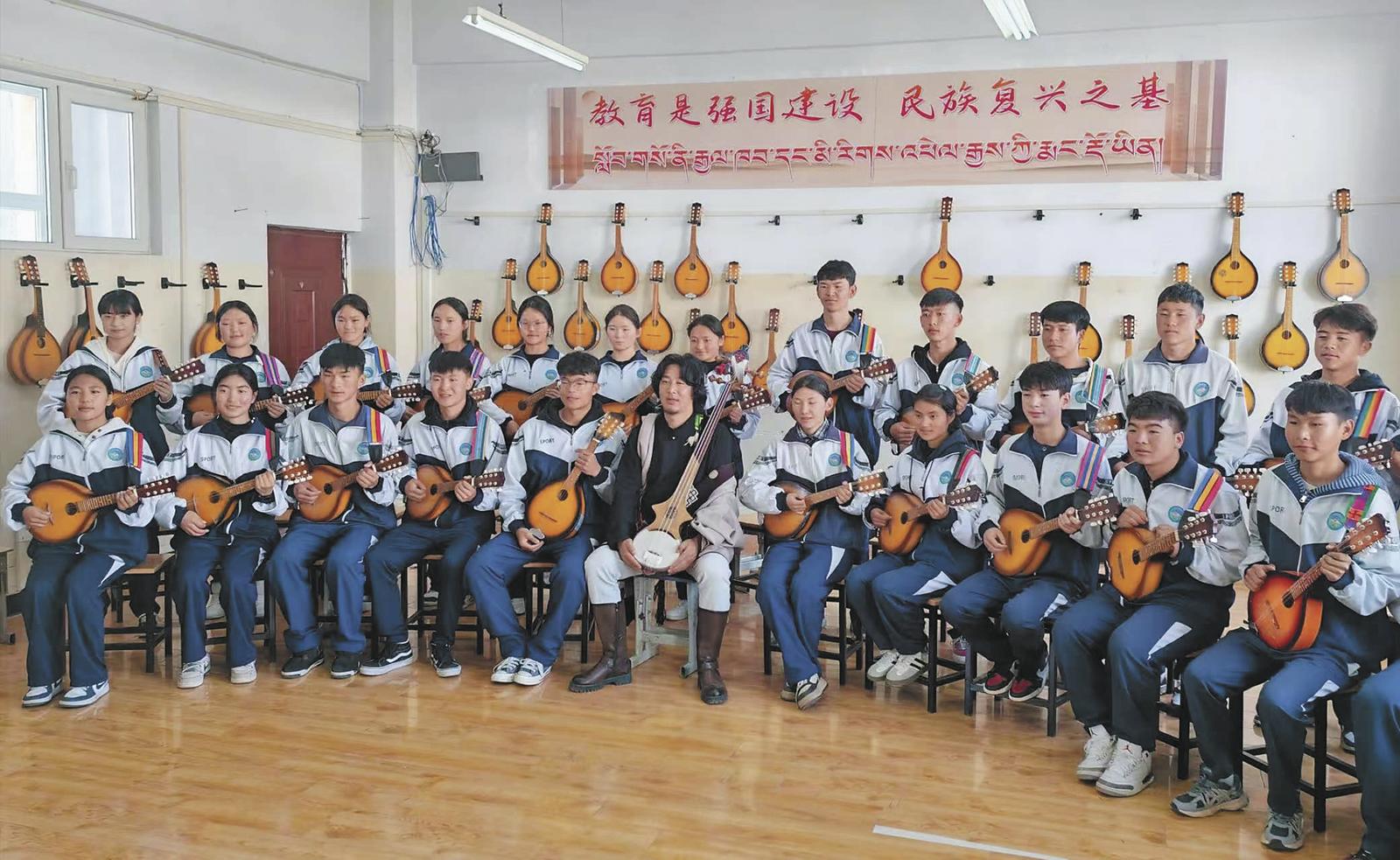 藏族弹唱特色课堂。本报记者 芈峤 摄