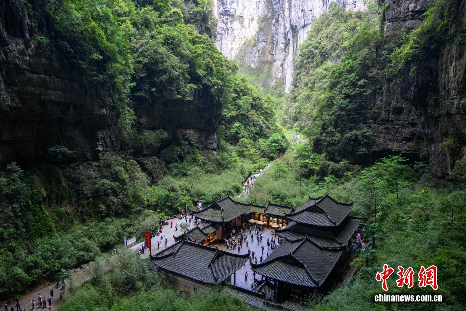 山水绘奇观 世界自然遗产武隆天生三桥人气旺