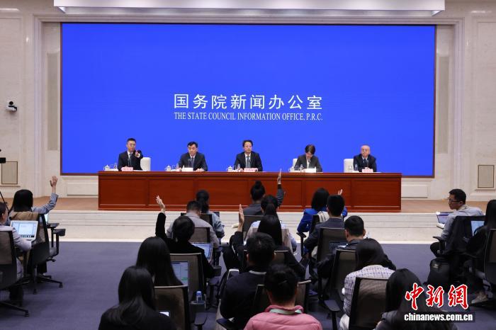 4月17日，中国国务院新闻办公室在北京举行“开局起步‘十五五’”系列主题新闻发布会，国家发展改革委副主任王昌林、发展战略和规划司司长陈雷、低空经济发展司司长郑剑、产业发展司司长傅久岭介绍“十五五”时期推动经济社会高质量发展有关情况，并答记者问。 中新社记者 杨可佳 摄