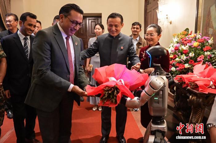中国机器人客串驻尼泊尔大使到任招待会“礼宾”