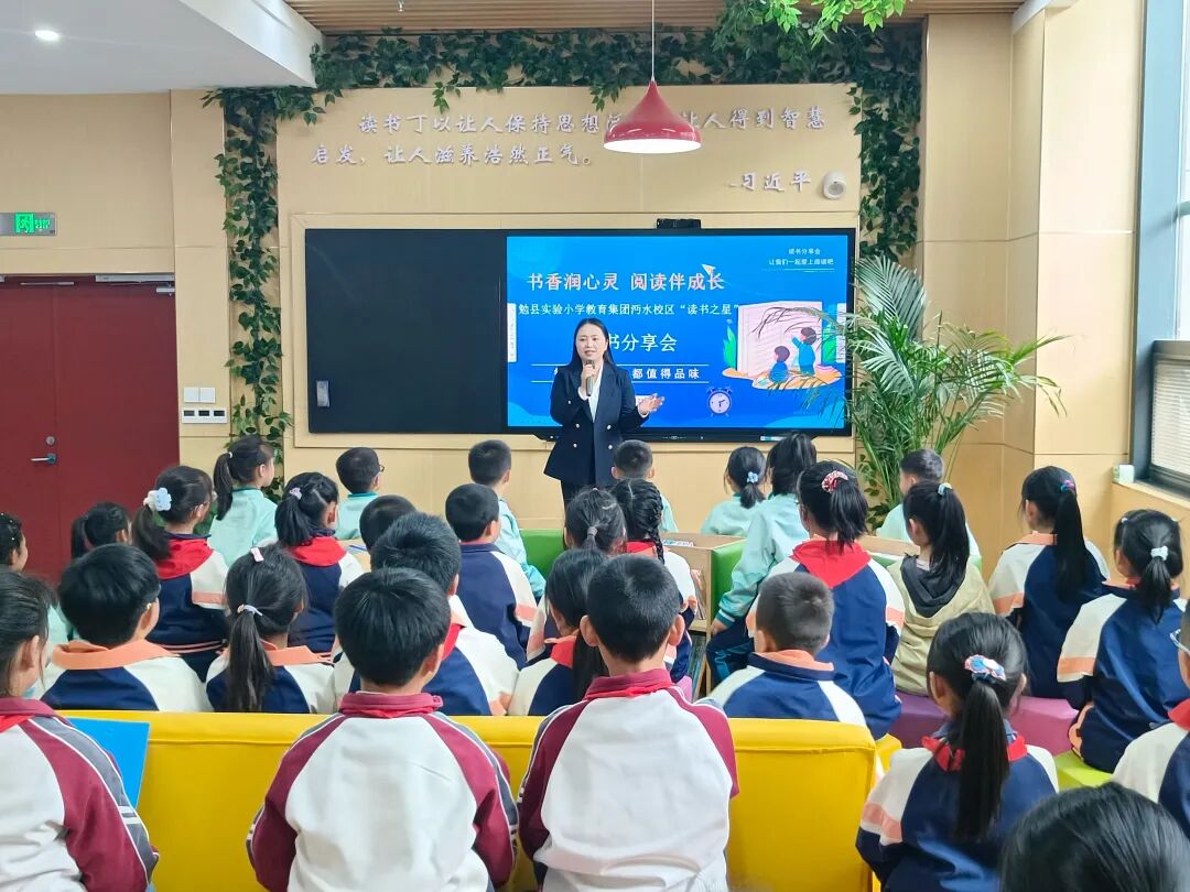 祁蓉在图书馆宣讲读书意义.jpg