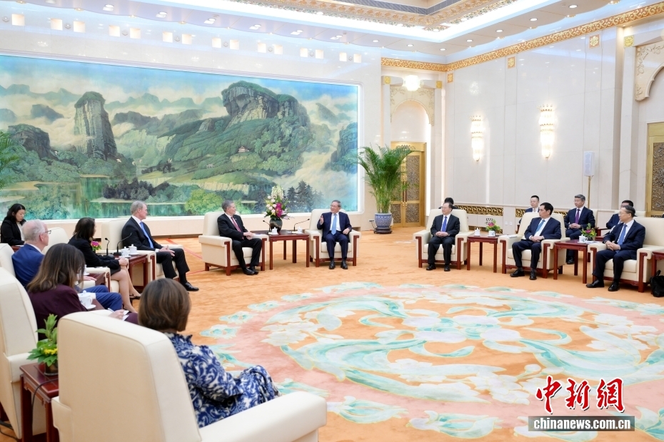 李强会见美国国会参议员代表团