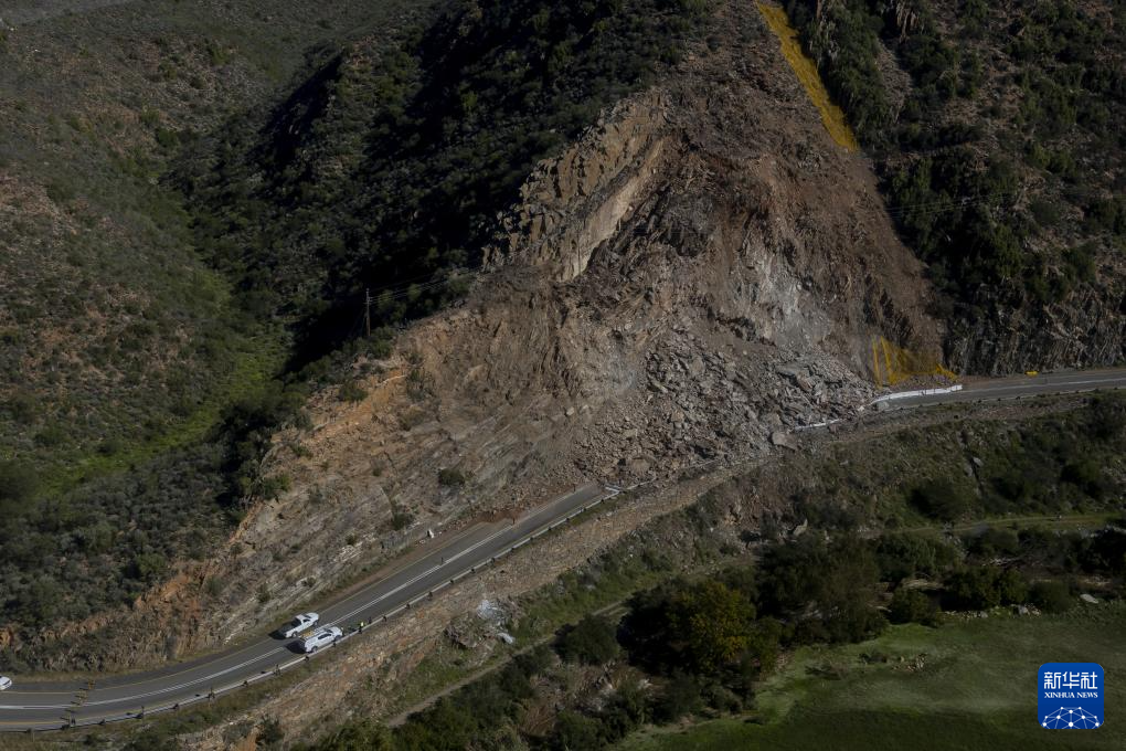 5月9日，在南非西开普省的花园大道地区，一条公路被山体滑坡滚落的石块阻断。新华社发