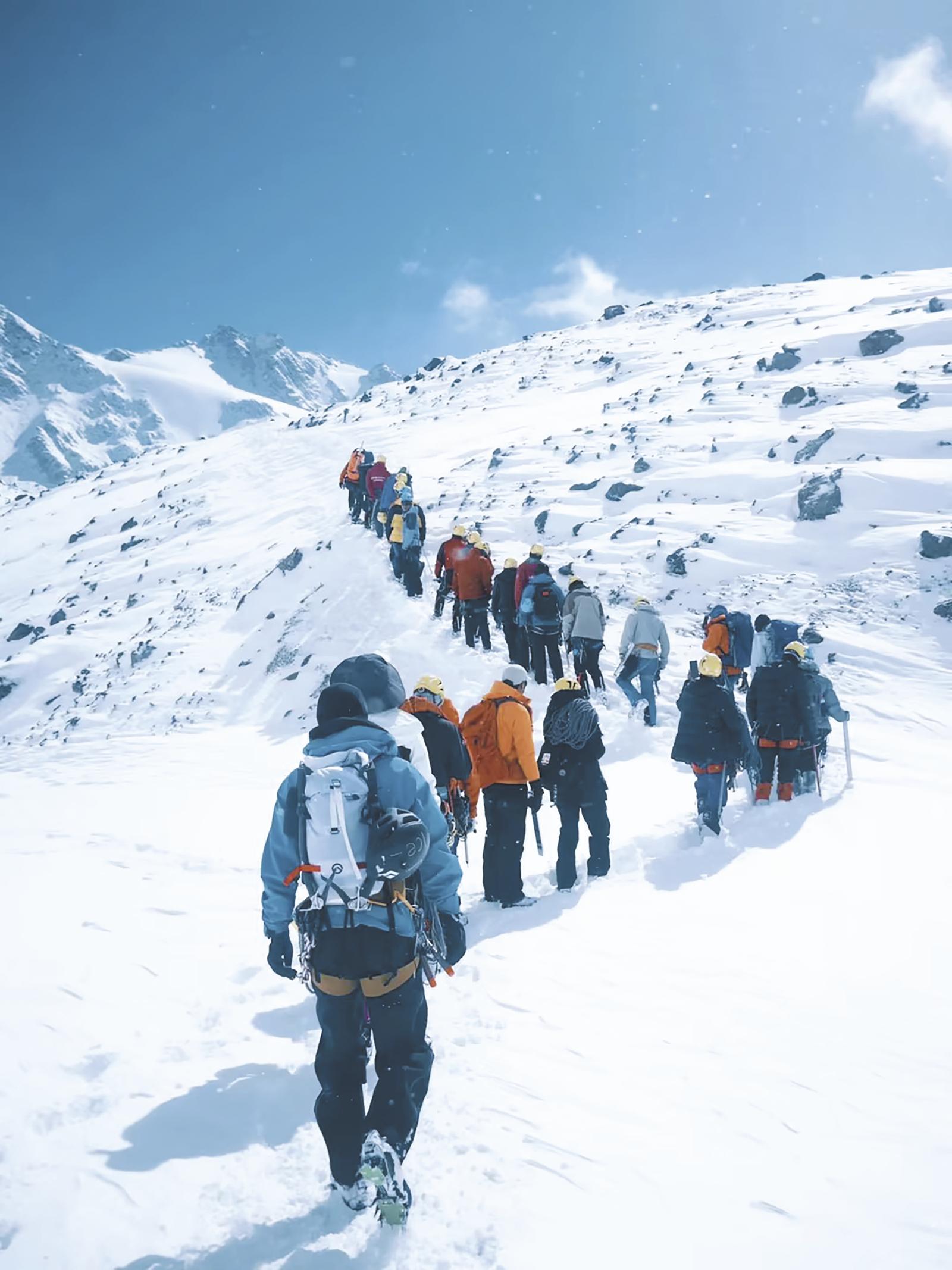 岗什卡雪山登山队伍。
