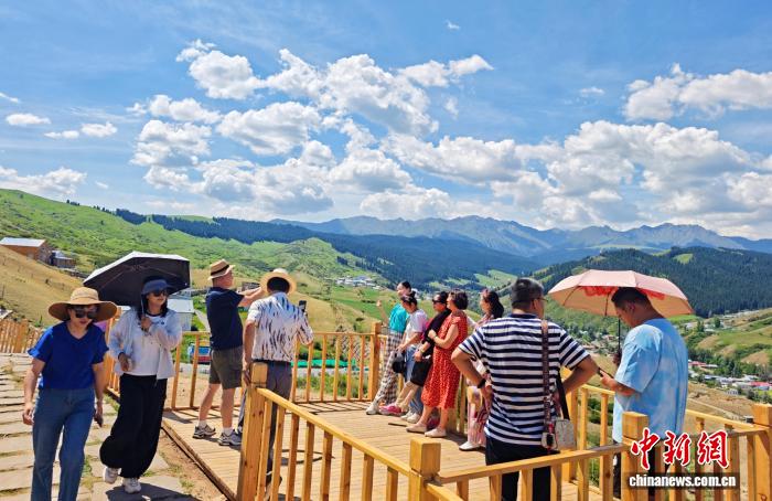 端午假期，乌鲁木齐市城郊的南山牧场迎来客流高峰，不少市民选择自驾出行，带动城郊避暑休闲游升温。史玉江 摄