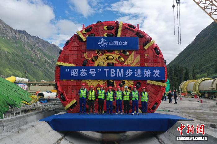 中交天和“昭苏号”TBM步进始发。(中交天和供图)