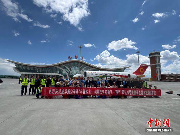 C909“天鹅号”航班顺利首航海拔2506.85米的和静巴音布鲁克机场。中新网记者 孙自法 摄