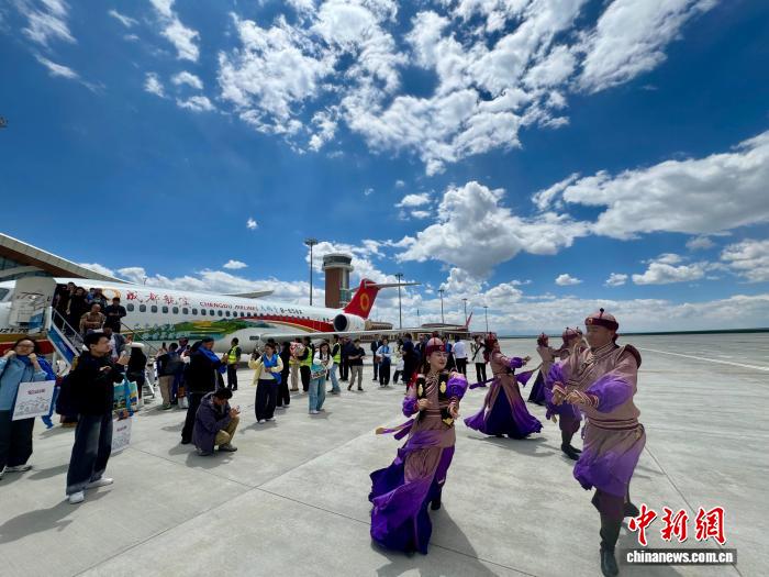 C909“天鹅号”航班顺利首航海拔2506.85米的和静巴音布鲁克机场。中新网记者 孙自法 摄