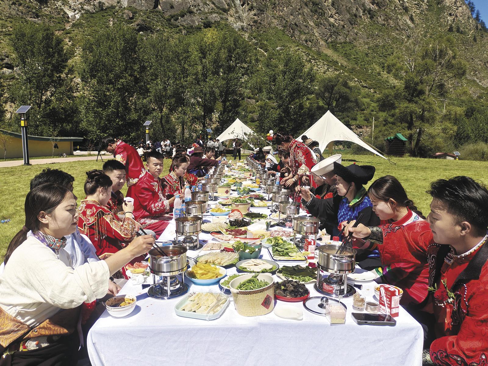 游客在景区体验康养美食。北龙山景区供图