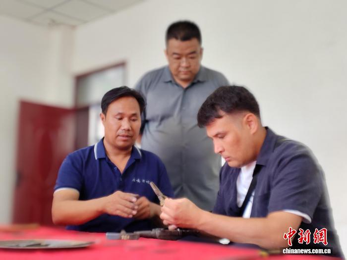 中亚媒体代表体验沙雅小刀制作流程。安冉 摄