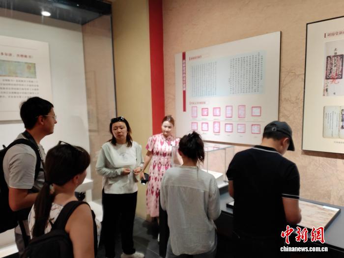 中亚媒体代表在新疆沙雅县龟兹三重城新疆印章博物馆参观。安冉 摄