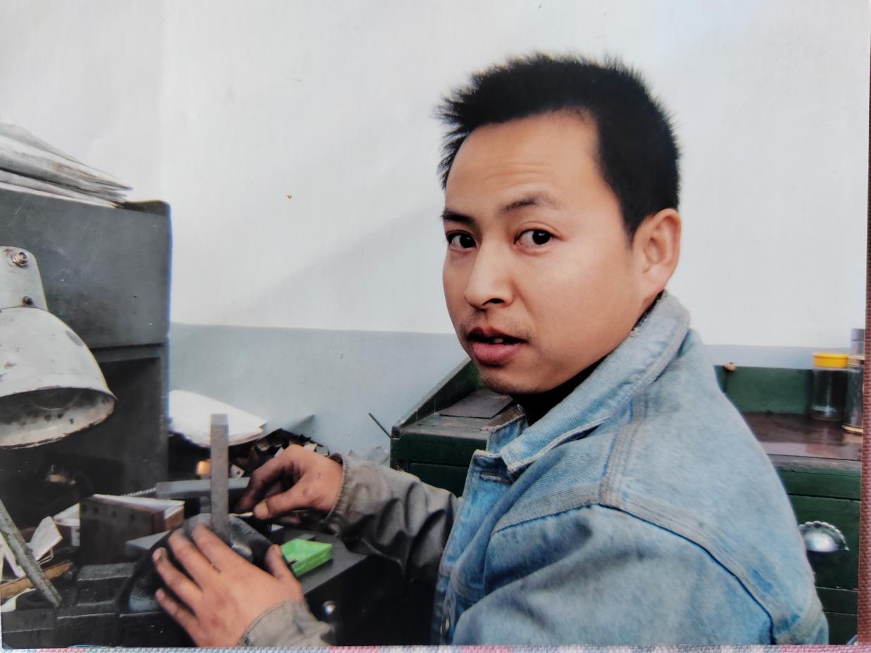 1-1995年，霍威以技校第一名的成绩进入群力工模具公司 - 副本