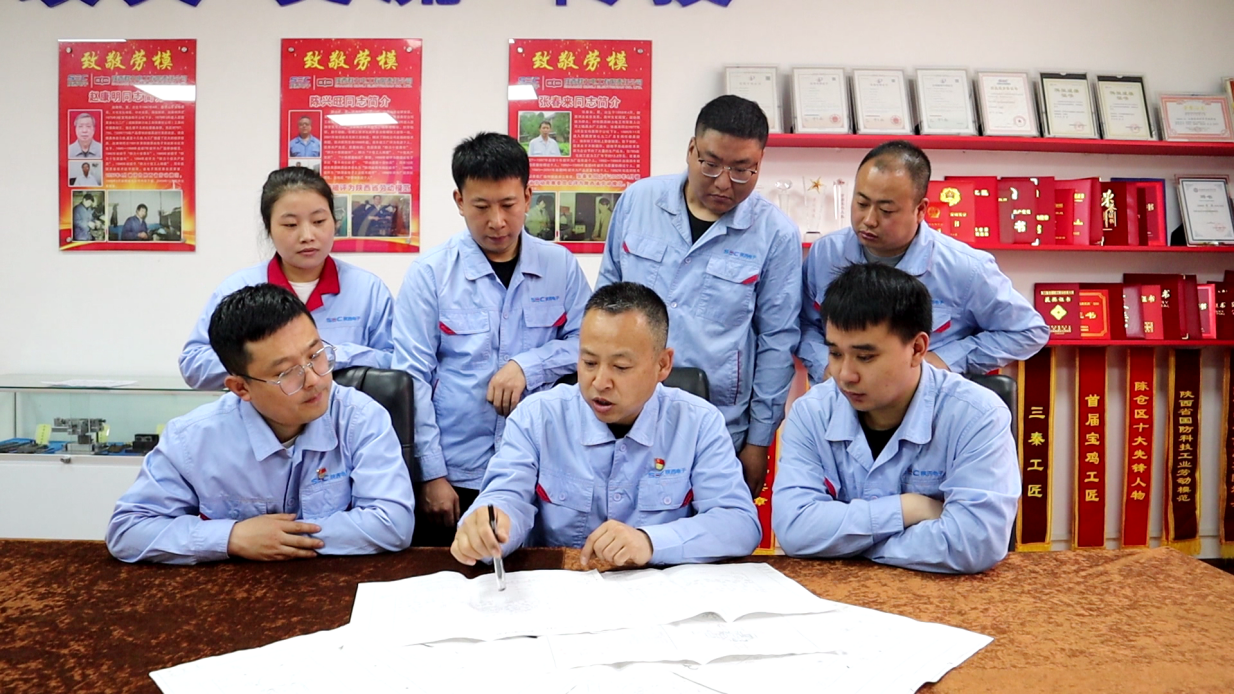 6自省级大师技能工作室成立，作为带头人的霍威甘为人梯，毫无保留地把多年积累的经验和心得传授给他人。