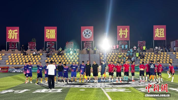 图为揭幕战结束,逐风队9比8战胜英月联合队。贾志鹏 摄