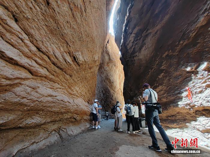 中亚媒体代表在天山神秘大峡谷采访。古丽米娜·艾力哈孜 摄