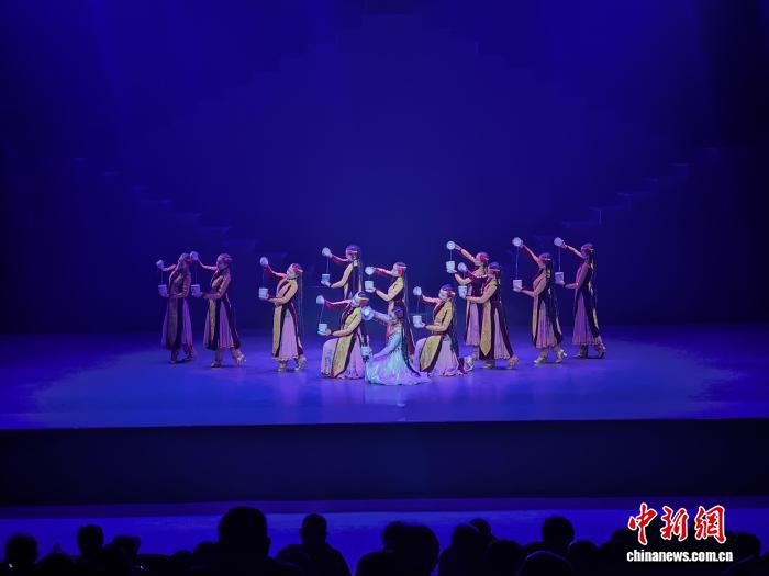 中亚媒体代表在库车大馕城观看大型沉浸式歌舞剧《杏花之约·丝路龟兹》。古丽米娜·艾力哈孜 摄