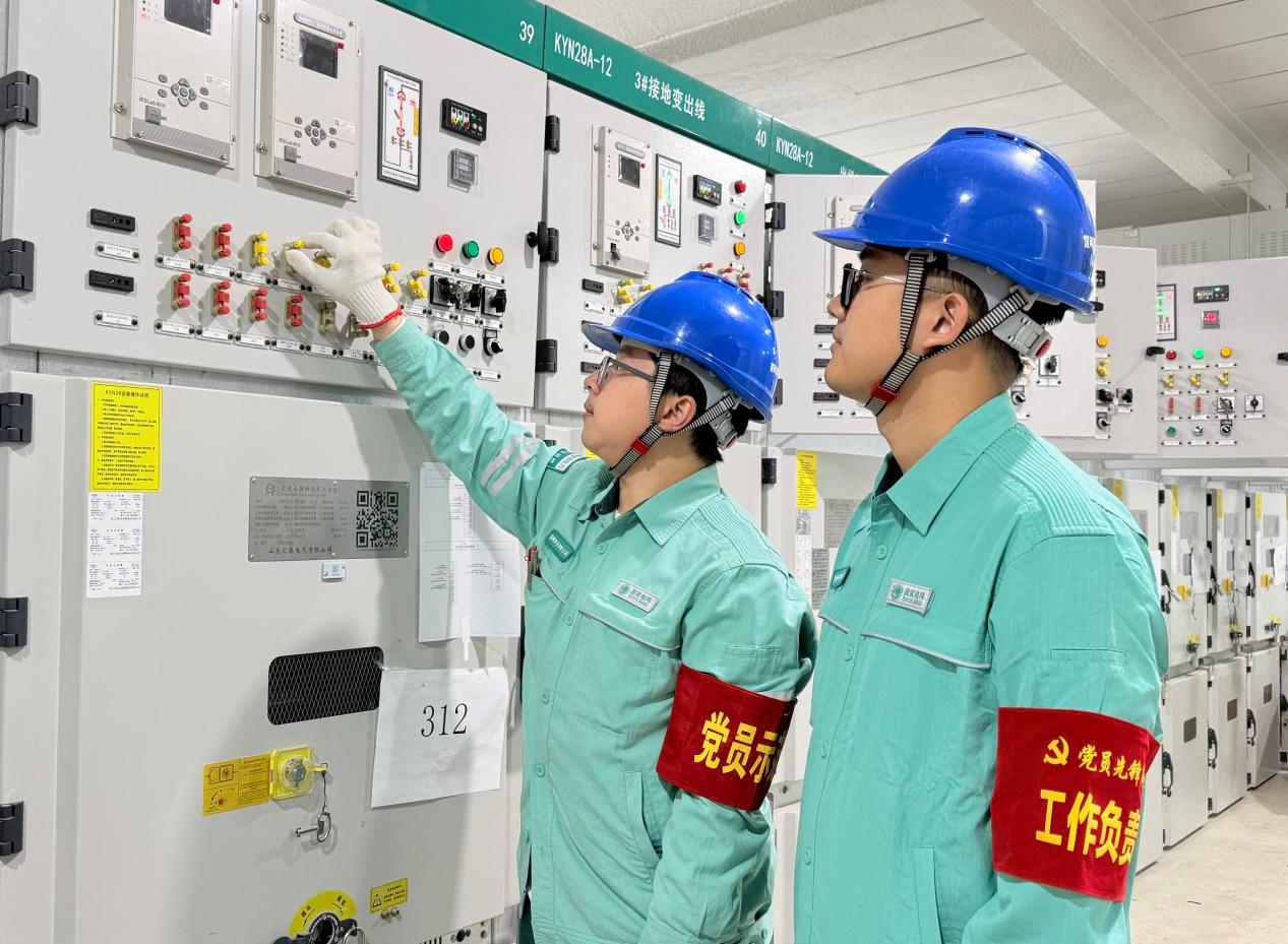国网陕西电力工作人员对变电站增容扩建工程进行验收