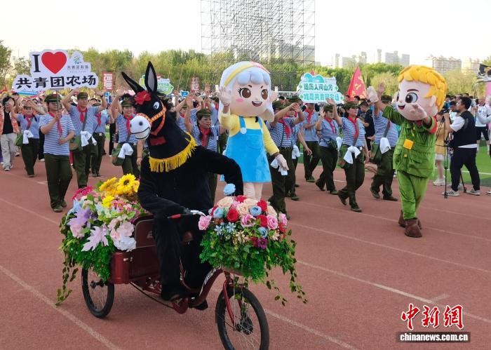 7月18日晚,“大美新疆·热血兵超”2026年新疆兵团全民足球超级联赛在新疆生产建设兵团第六师五家渠市体育运动公园开幕。此次赛事有新疆兵团各师市及全疆各地的32支代表队、1100名运动员参赛,将上演64场对决。开幕式上进行了特色方阵巡游及精彩文艺演出等,并举行新疆兵超俱乐部与阿根廷飓风竞技俱乐部之间的友谊赛。图为开幕式上的特色巡游方阵。戚亚平 摄 7月18日晚,“大美新疆·热血兵超”2026年新疆兵团全民足球超级联赛在新疆生产建设兵团第六师五家渠市体育运动公园开幕。此次赛事有新疆兵团各师市及全疆各地的32支代表队、1100名运动员参赛,将上演64场对决。开幕式上进行了特色方阵巡游及精彩文艺演出等,并举行新疆兵超俱乐部与阿根廷飓风竞技俱乐部之间的友谊赛。图为开幕式上的特色巡游方阵。戚亚平 摄