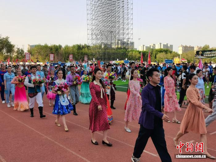 图为开幕式上的特色巡游方阵。戚亚平 摄